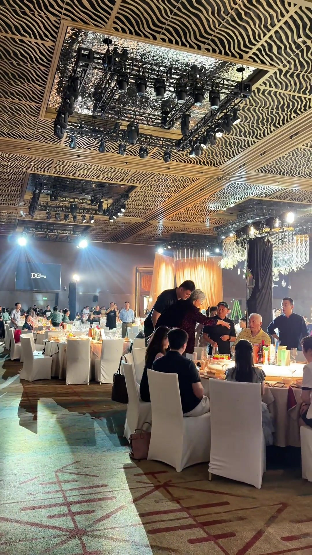 网友偶遇姚明参加婚礼宴请 这身高确实太引人注目了😂